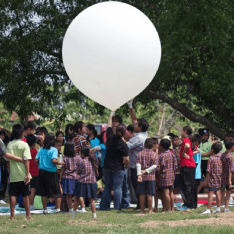 Teach grade 4 students to send balloons to the edge of space